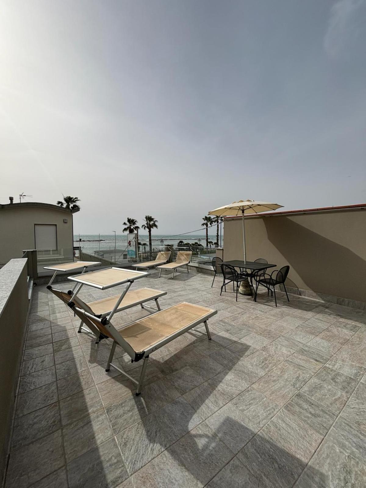 Hotel Delle Rose San Bartolomeo Al Mare Exterior foto