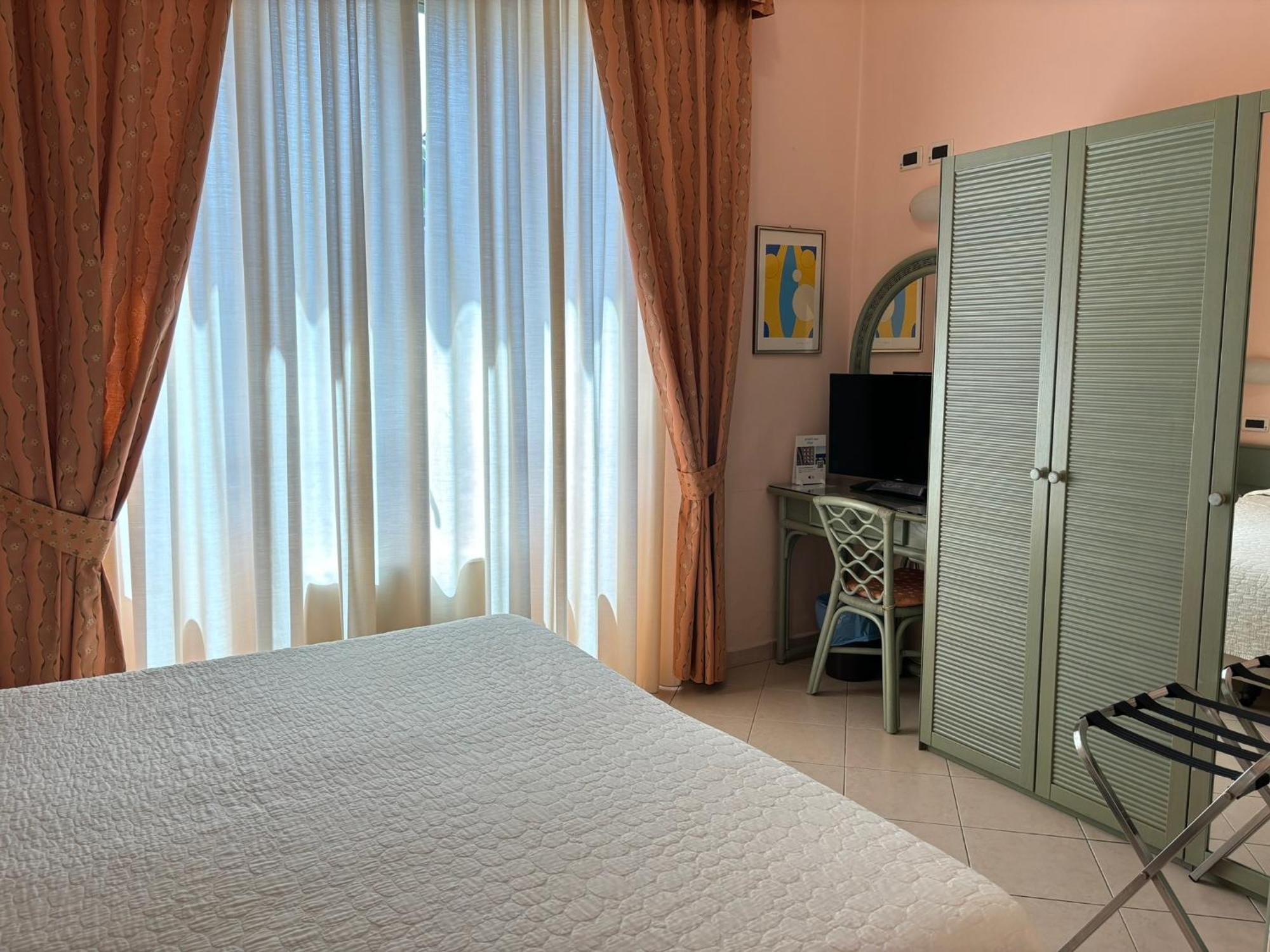 Hotel Delle Rose San Bartolomeo Al Mare Exterior foto