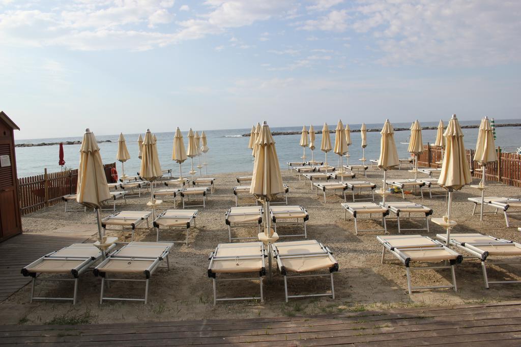 Hotel Delle Rose San Bartolomeo Al Mare Exterior foto